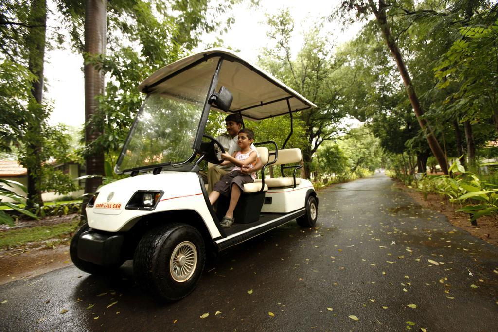 Heritage Madurai Exterior photo A 4-seater golf cart