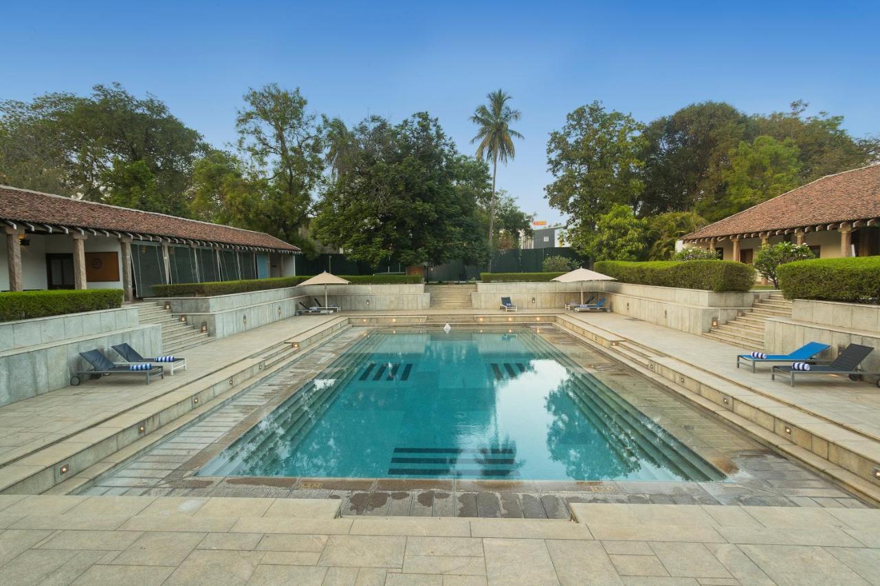 Heritage Madurai Exterior photo The swimming pool at the Taj Bengal